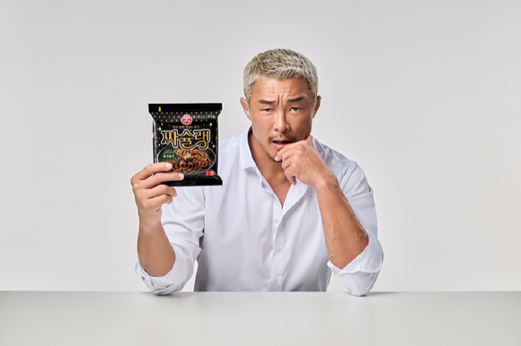 오뚜기가 짜슐랭 신규 모델로 방송인 추성훈을 발탁했다. [사진=오뚜기]