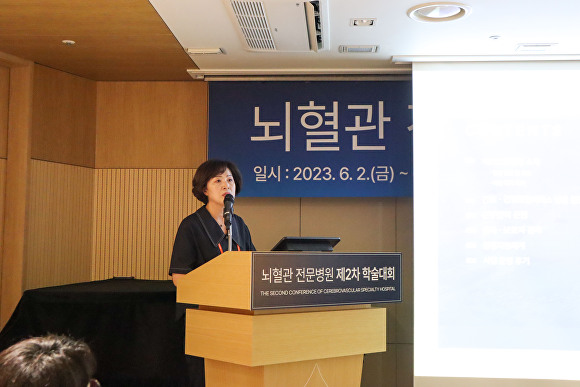 지난 2일 김선연 에스포항병원 간호부장이 '간호·간병통합서비스 운영사례'에 대해 발표하고 있다. [사진=에스포항병원]