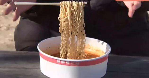 일본 방송에서 우리나라 한파 소식을 전하기 위해 한강에서 라면이 얼기까지 시간을 측정하는 실험을 하고 있다. [사진=유튜브 @TBS NEWS ]