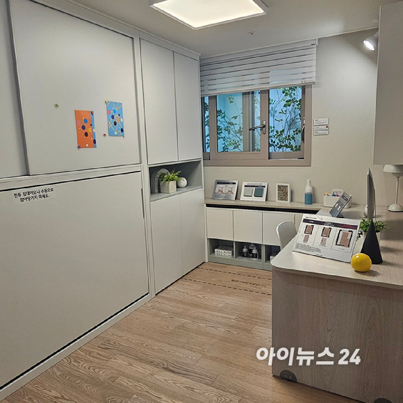 힐스테이트 메디알레 견본주택 전경 너머로 공사 현장이 보인다. 2025.05.09 [사진=이효정 기자 ]