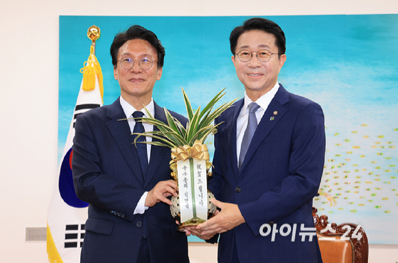 김민석 국무총리가 10일 서울 여의도 국회를 찾아 조정식 국회의장에게 취임 축하난을 선물하고 있다. [사진=곽영래 기자]