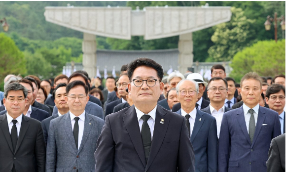 15일 국회에서 22대 국회 후반기 의장단을 선출하기 위해 열린 본회의에서 인천 연수갑 국회의원 보궐선거에서 당선된 더불어민주당 송영길 의원 등 재보궐선거 당선 의원들이 선서하고 있다. [사진=연합뉴스]
