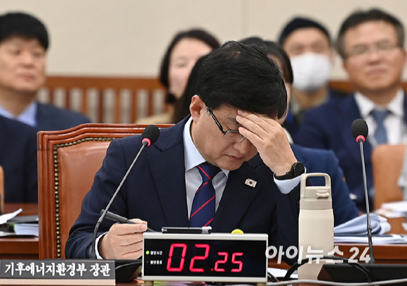 김성환 기후에너지환경부 장관이 14일 서울 여의도 국회에서 열린 기후에너지환경위원회 국정감사에서 자료를 확인하고 있다. [사진=곽영래 기자]