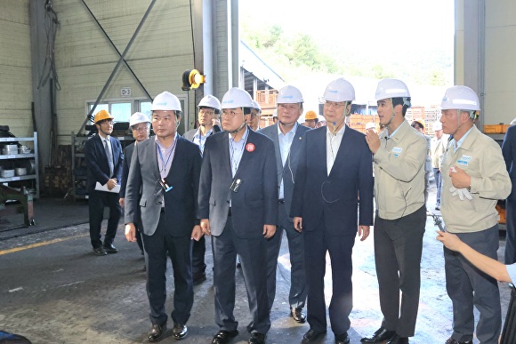 26일 한덕수 국무총리(가운데)가 경주 내남면에 위치한 뿌리기업 한호산업㈜를 방문하고 있다. [사진=경주시청]