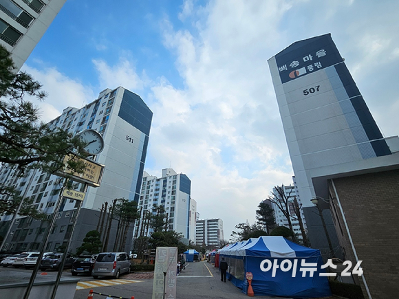  국토교통부와 한국토지주택공사(LH), 한국부동산원은 지난 10일 발표한 '주택공급 확대방안'의 후속조치로 미래도시 지원센터를 개소·운영한다. 사진은 1기 신도시 경기 고양시 일산동구 백송마을 5단지 아파트 전경. [사진=안다솜 기자]