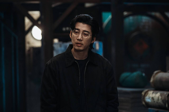 배우 윤계상이 'UTD: 우리 동네 특공대'에서 열연하고 있다. [사진=쿠팡플레이 지니 TV]