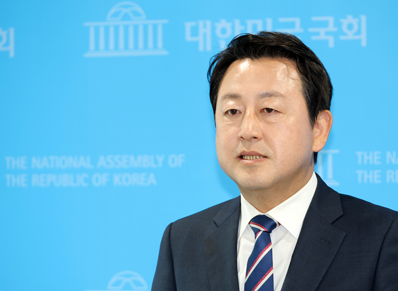 더불어민주당 김용남 평택시을 재선거 국회의원 후보가 6일 국회 소통관에서 '100만 평택 대도약 비전'을 발표한 뒤 기자들의 질문에 답하고 있다. 2026.5.6 [사진=연합뉴스]