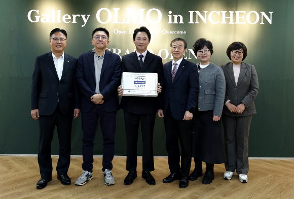지난 18일 열린 '올모인천' 개소식에서 (왼쪽부터) 최창빈 대상 경영안전본부장, 김형준 현대제철 실장, 김현종 올모 대표, 김정대 한국장애인고용공단 본부장, 송정선 한국장애인고용공단 인천지사장, 이효성 한국장애인고용공단 경기북부지사장이 기념 촬영을 하고 있다. [사진=대상 제공]