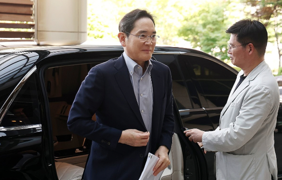 최태원 SK그룹 회장이 오는 25일(현지시간) 미국 워싱턴DC에서 열리는 한미 정상회담 경제사절단에 동행하기 위해 24일 강서구 서울김포비즈니스항공센터(SGBAC)를 통해 출국하고 있다. [사진=연합뉴스]
