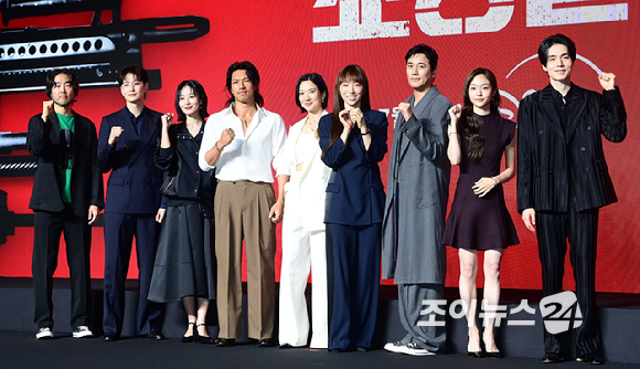 (왼쪽부터)배우 조한선-오카다 마사키-현리-정윤하-금해나-김혜준-이동욱이 20일 오전 서울 여의도 콘래드 서울 호텔에서 열린 디즈니+의 오리지널 시리즈 '킬러들의 쇼핑몰 시즌2' 제작발표회에 참석하고 있다. [사진=정소희 기자]