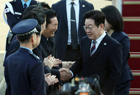 주요 20개국(G20) 정상회의 참석을 계기로 아프리카·중동 4개국 순방을 마치고 이 26일 성남 서울공항에서 더불어민주당 정청래 대표 등과 악수하고 있다. 2025.11.26 [사진=연합뉴스]