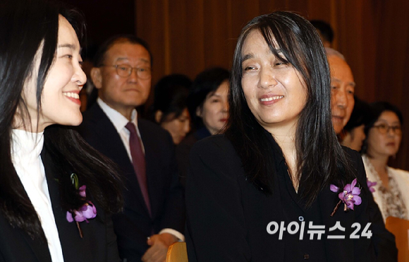 한국인 최초로 노벨문학상을 수상한 한강 작가가 17일 서울 강남구 아이파크타워에서 열린 제18회 포니정 혁신상 시상식에 참석하고있다. [사진=사진공동취재단]