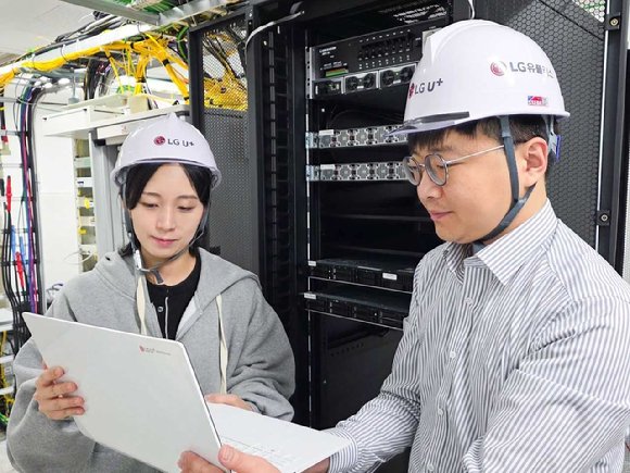 LG유플러스 임직원들이 클라우드랜 기술 검증을 진행하고 있는 모습. [사진=LGU+]