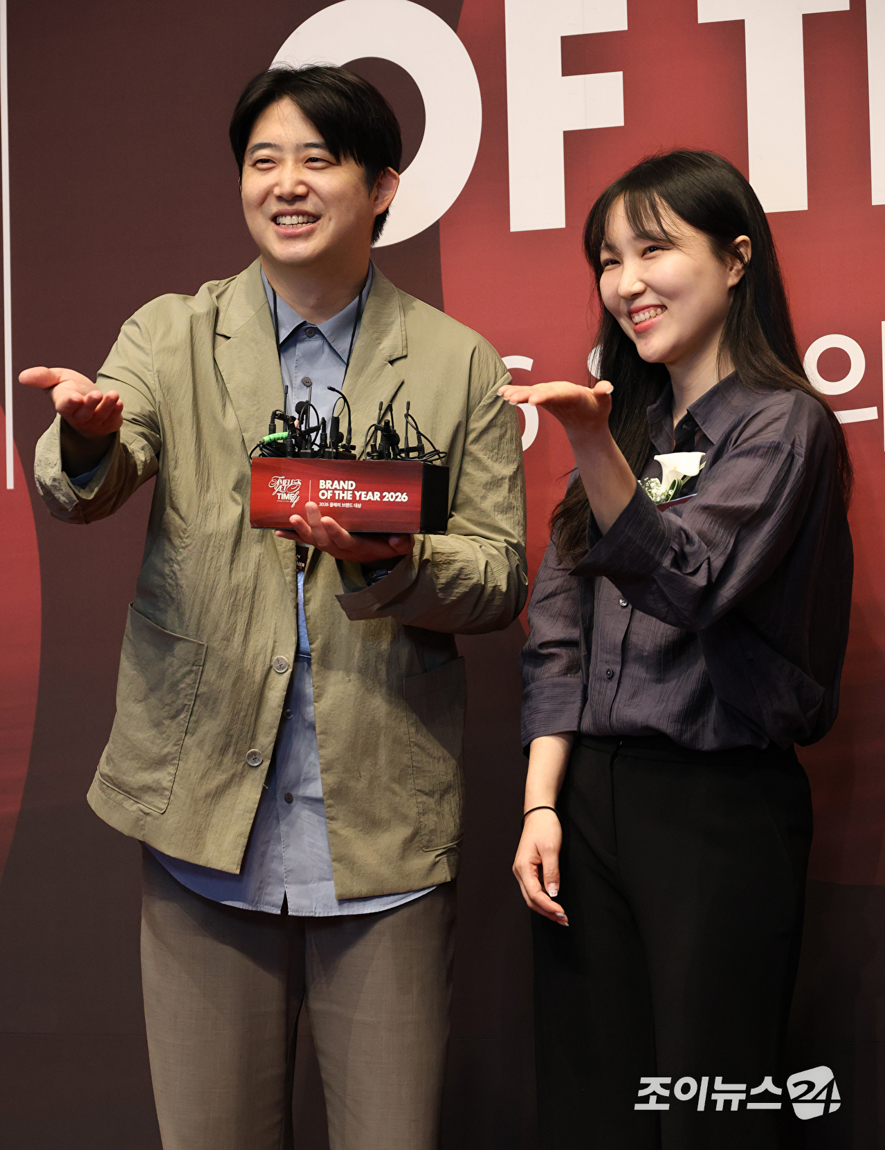 예능프로그램 '유 퀴즈 온 더 블럭' 허강석 PD, 김지영 PD가 1일 오전 서울 중구 신라호텔에서 진행된 '2026 올해의 브랜드 대상' 포토월 행사에 참석해 포즈를 취하고 있다. [사진=문수지 기자]