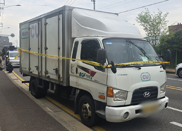 20일 오전 10시 32분께 경남 진주시 정촌면 예하리 한 집회 현장에서 2.5t 화물차가 집회 참가자와 추돌하는 사고가 발생했다. [사진=독자 제공, 연합뉴스]