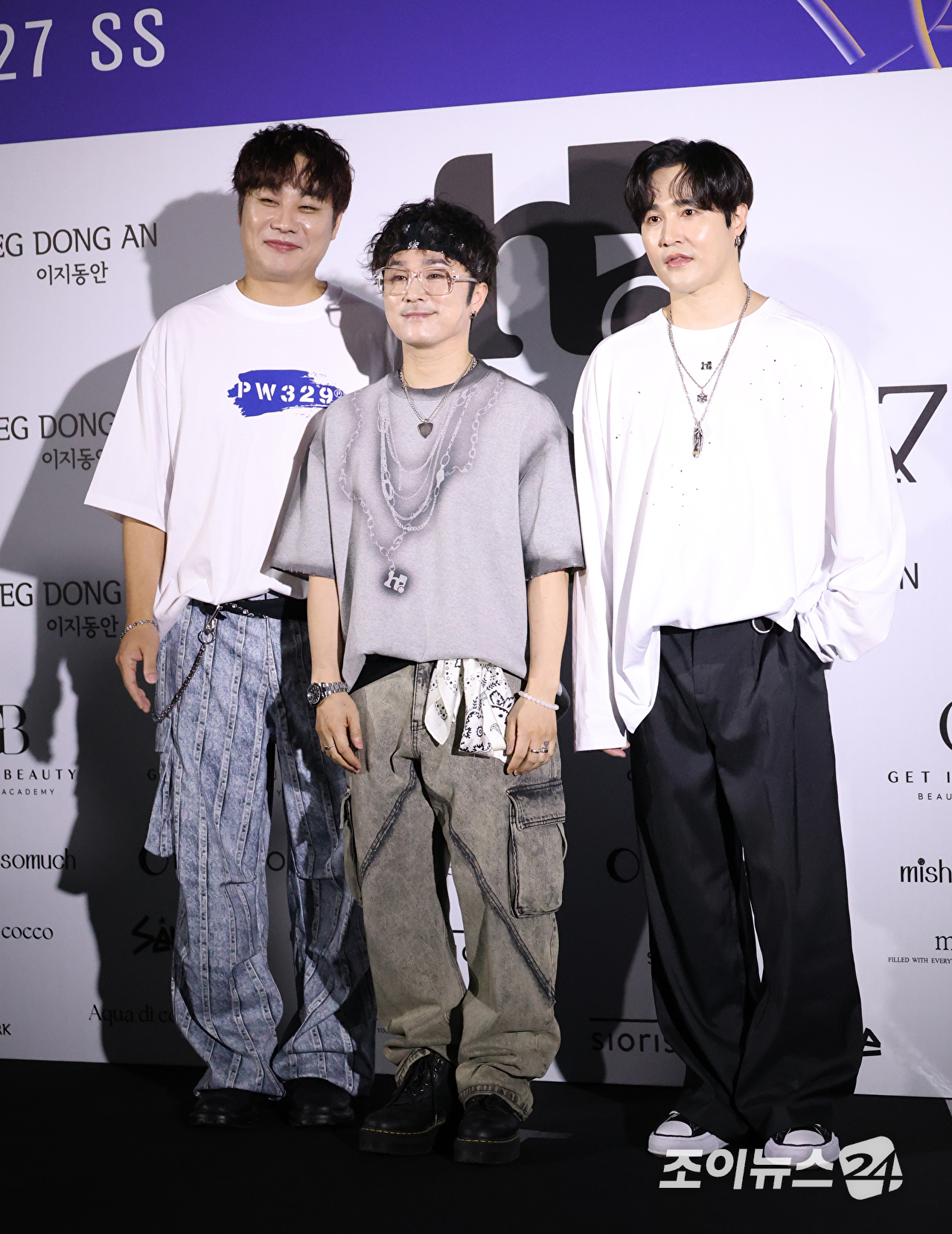 그룹 울랄라세션이 1일 오후 서울 중구 동대문디자인플라자에서 진행된 2027 S/S 서울패션위크 '홀리넘버세븐' 컬렉션에 참석해 포즈를 취하고 있다. [사진=문수지 기자]