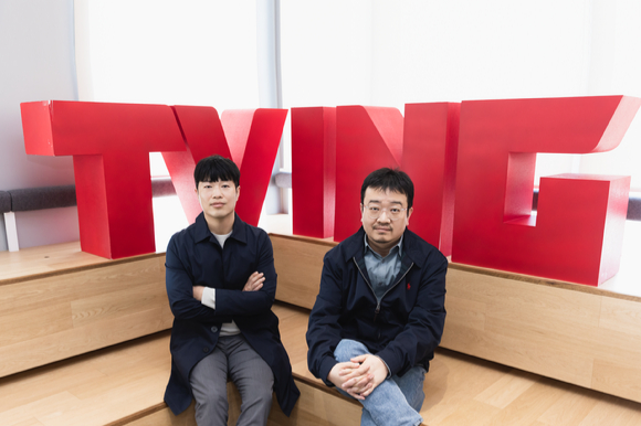 연상호 감독, 탁재영 작가가 티빙 오리지널 '돼지의 왕' 인터뷰에 앞서 포즈를 취하고 있다. [사진=티빙]