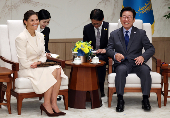 이재명 대통령이 15일 용산 대통령실에서 스웨덴 빅토리아 왕세녀를 접견하고 있다. 2025.10.15 [사진=연합뉴스]