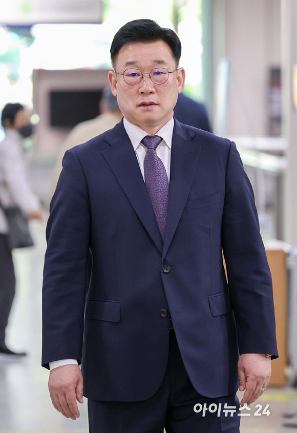 이광우 전 대통령 경호처 경호본부장이 23일 서울 서초구 서울중앙지법에서 열린 특수공무집행방해 등 혐의와 관련한 공판에 출석하고 있다. [사진=사진공동취재단]