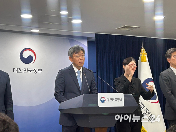 김이탁 국토교통부 1차관이 16일 정부서울청사에서 열린 제1차 주택공급 정례브리핑에서 주택 공급 실적을 발표하고 있다. [사진=도수화 기자]