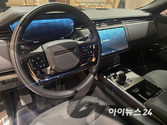 닐 메일링(Neil Mayling) JLR 글로벌 비스포크 담당자가 2일 서울 강남구 천일오토모빌 랜드로버 강남전시장에서 '레인지로버 SV 블랙'과 SV 비스포크 스튜디오에 대해 설명하고 있다. [사진=김종성 기자]