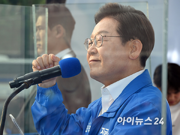 이재명 더불어민주당 대선 후보가 29일 오후 서울 서초구 고속버스터미널 앞에서 유세를 하고 있다. [사진=곽영래 기자]