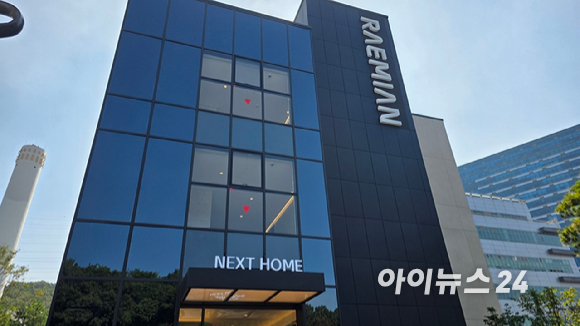 삼성물산 관계자가 '넥스트 퍼니처' 가구를 밀고 있다. [사진=이수현 기자]