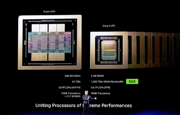 젠슨 황 엔비디아 최고경영자(CEO)가 지난 16일(현지시간) 미국 캘리포니아 새너제이의 SAP센터에서 진행한 연례 개발자회의 'GTC 2026'의 기조연설에서 추론 전용 반도체인 '그록'(Groq) 칩을 소개하고 있다. [사진=AFP=연합뉴스]
