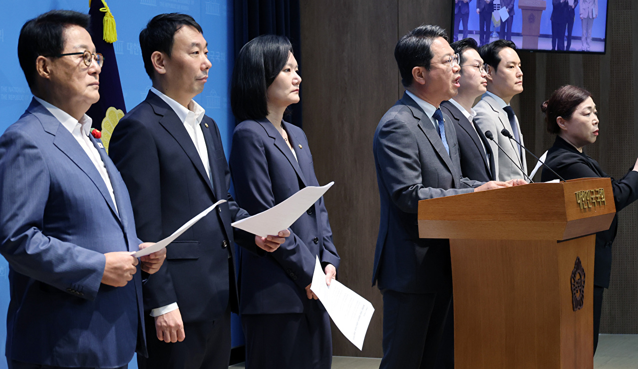 조희대 대법원장이 19일 서울 서초구 대법원으로 출근하고 있다. 조 대법원장은 지난 18일 노태악 전 대법관과 이흥구 대법관 후임으로 손봉기 대구지방법원 부장판사와 김성수 서울고등법원 부장판사를 이재명 대통령에게 임명 제청했다. 2026.8.19 [사진=연합뉴스]