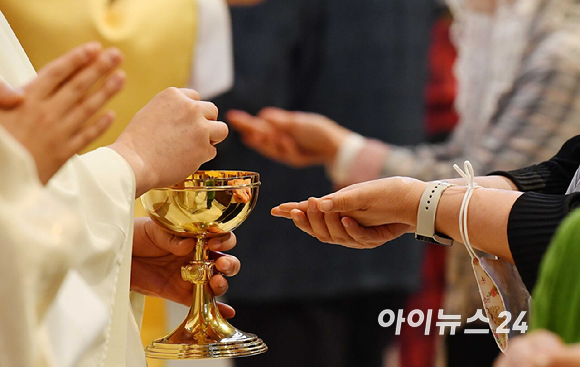 20일 부활절을 맞아 서울 명동 성당에서 열린 예수 부활 대축일 미사에 참석한 신자들이 경건한 마음으로 미사를 드리고 있다. [사진=사진공동취재단]