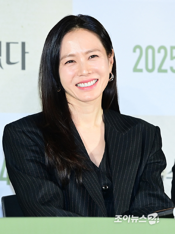 배우 손예진이 22일 오후 서울 CGV 용산아이파크몰에서 열린 영화 '어쩔수가 없다' (감독 박찬욱) 언론시사회에 참석하고 있다. [사진=정소희 기자]