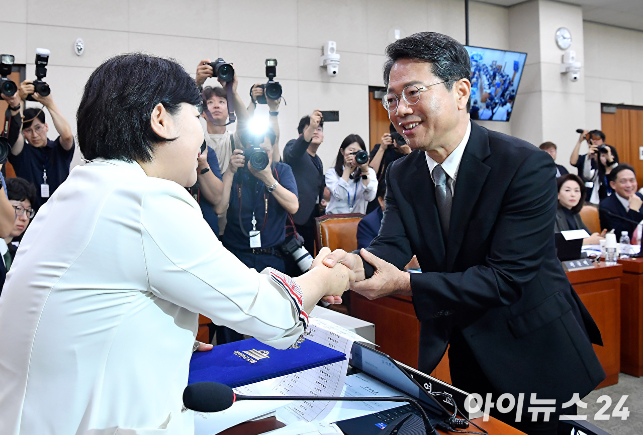 김승원 법무부 장관 후보자가 15일 서울 여의도 국회 법제사법위원회에서 열린 인사청문회에서 눈물을 훔치고 있다. [사진=곽영래 기자]