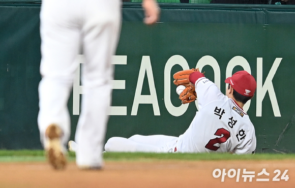 8일 오후 인천 SSG 랜더스필드에서 2022 KBO리그 포스트시즌 한국시리즈 키움 히어로즈 대 SSG 랜더스의 6차전 경기가 열렸다. SSG 박성한이 7회초 1사 키움 이용규의 파울 플라이 타구를 호수비 처리하고 있다. [사진=김성진 기자]