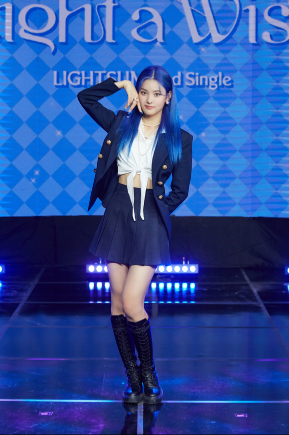 걸그룹 라잇썸(LIGHTSUM) 상아가 13일 온라인으로 진행된 두 번째 싱글 'Light a Wish' 발매 기념 쇼케이스에 참석해 포즈를 취하고 있다. [사진=큐브엔터테인먼트]
