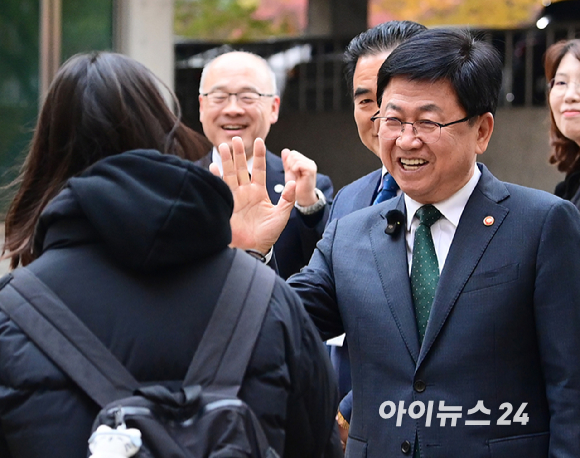 2026학년도 대학수학능력시험(수능) 일인 13일 서울 여의도여고 앞에서 최교진 교육부 장관이 수험생들을 응원하고 있다. [사진=정소희 기자]