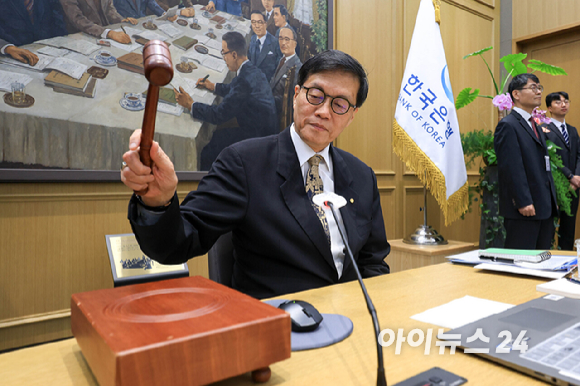 이창용 한국은행 총재가 10일 서울 중구 한국은행 본관에서 열린 금융통화위원회 본회의를 주재하고 있다. 2026.04.10 [사진=사진공동취재단]