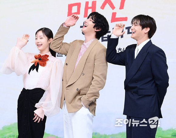 [포토] '오늘도 매진했습니다' 안효섭-채원빈-김범, 대박 기운 받는 소다팝 포즈