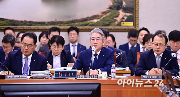 강호동 농협중앙회장이 18일 오전 서울 여의도 국회 농림축산식품해양수산위원회에서 열린 농업협동조합중앙회·농협경제지주·농협금융지주 국정감사에서 의원 질의에 답하고 있다. [사진=곽영래 기자]