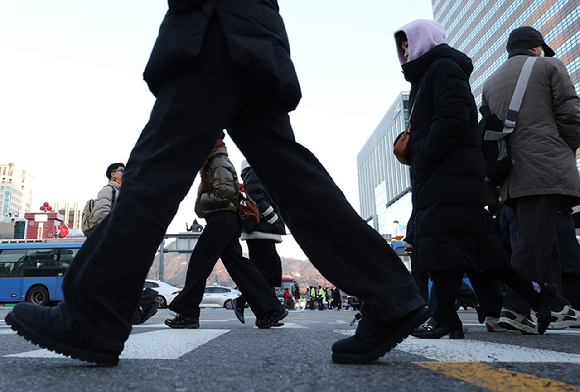 한파 속 서울 광화문 사거리에서 시민들이 횡단보도를 건너고 있다. [사진=연합뉴스]