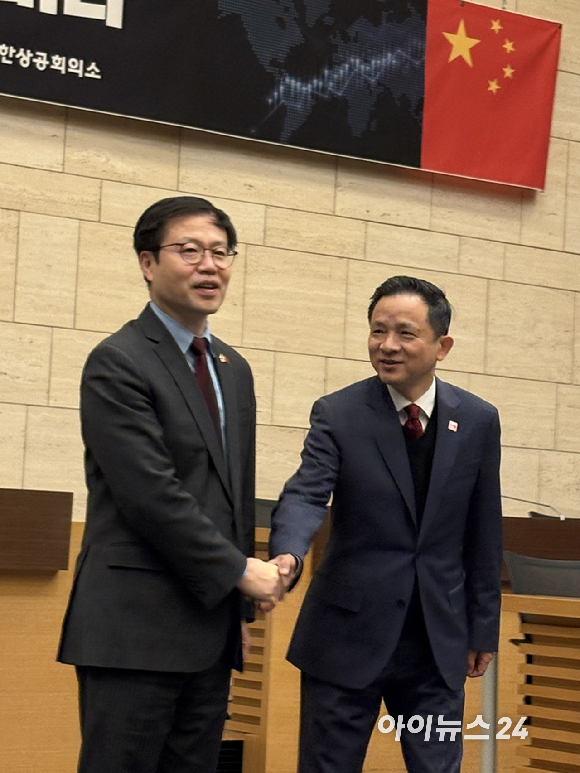 여한구 산업통상부 통상교섭본부장(왼쪽), 다이빙 주한 중국 대사가 26일 서울 대한상공회의소에서 열린 한중 FTA 10주년 세미나에서 웃으면서 악수하고 있다. [사진=권서아 기자]