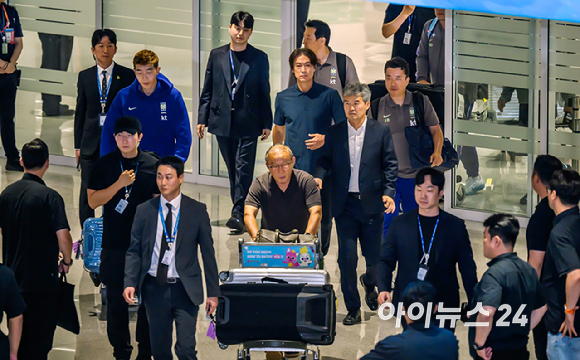 북중미월드컵 조별예선 탈락한 축구대표팀 홍명보 전 감독과 일부 선수들이 30일 오전 인천공항 제2 터미널을 통해 귀국하고 있다. [사진=곽영래 기자]