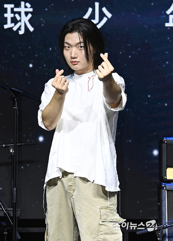 밴드 드래곤포니 고강훈이 29일 오후 서울 서대문구 신촌 예스24 원더로크홀에서 열린 디지털 싱글 '지구소년' 발매 기념 쇼케이스에서 포토타임을 갖고 있다. [사진=곽영래 기자]