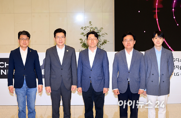 정원오 더불어민주당 서울시장 후보(왼쪽)가 11일 서울 마곡동 LG사이언스파크를 방문해 임우형 LG AI연구원장과 대화를 하고 있다. [사진=국회사진기자단 ]