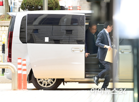 한덕수 전 국무총리가 27일 오후 서울중앙지법에 내란 우두머리 방조, 위증, 허위공문서 작성 등의 혐의로 구속 전 피의자 심문(영장실질심사)을 받기 위해 출석하고 있다. [사진=정소희 기자]