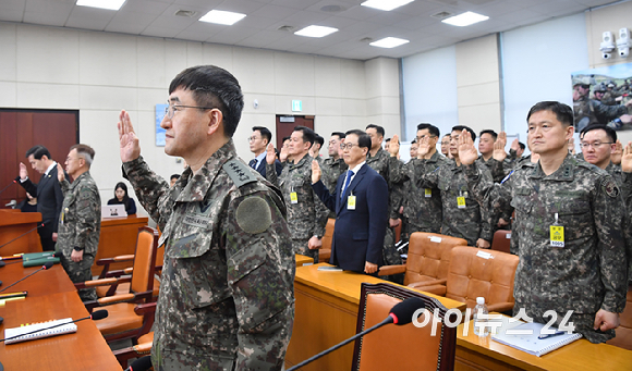 김선호 국방부 차관, 박안수 전 육군참모총장, 강호필 지상작전사령관이 21일 오전 서울 여의도 국회에서 열린 윤석열 정부의 비상계엄 선포를 통한 내란 혐의 진상규명 국정조사특별위원회 전체회의에서 증인선서를 하고 있다. [사진=곽영래 기자]