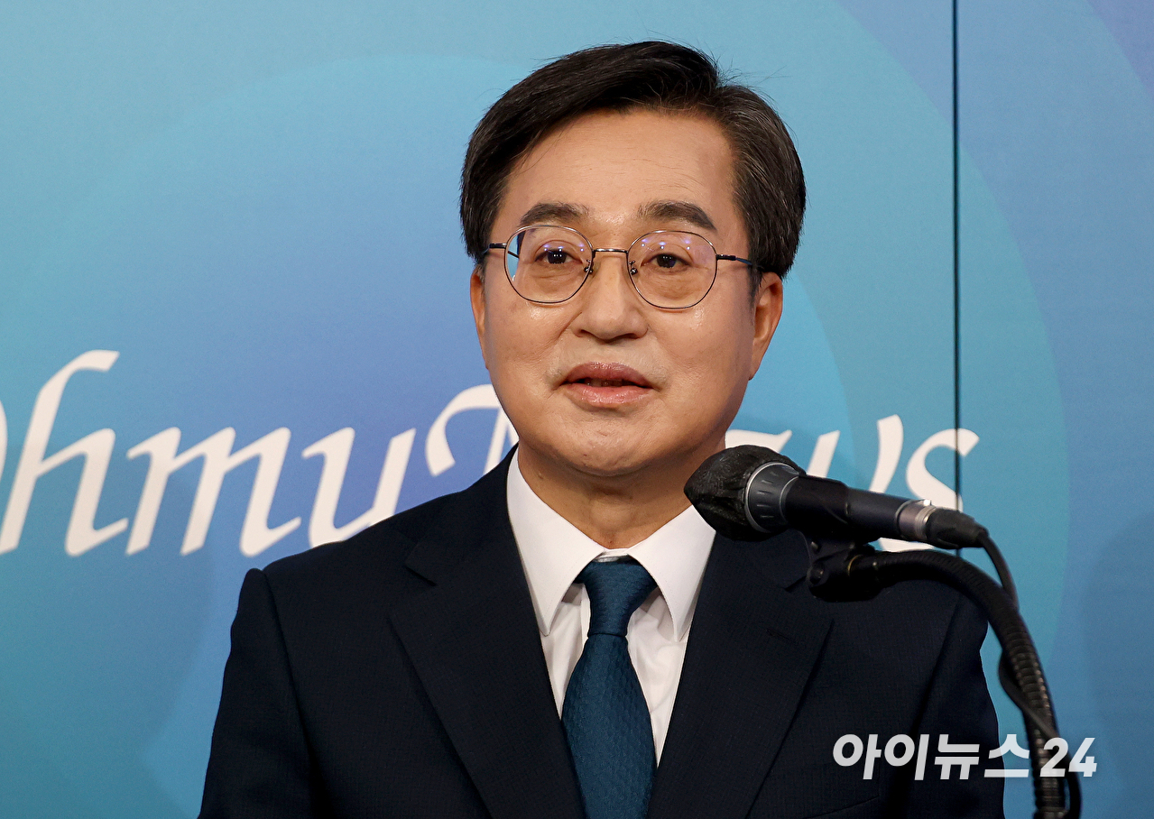 더불어민주당 제21대 대통령선거 경선에 나선 김동연 예비후보가 지난 4월 23일 오후 서울 여의도 오마이TV 스튜디오에서 열린 오마이TV 초청 토론회에서 모두발언을 하고 있다. [사진=국회사진취재단]