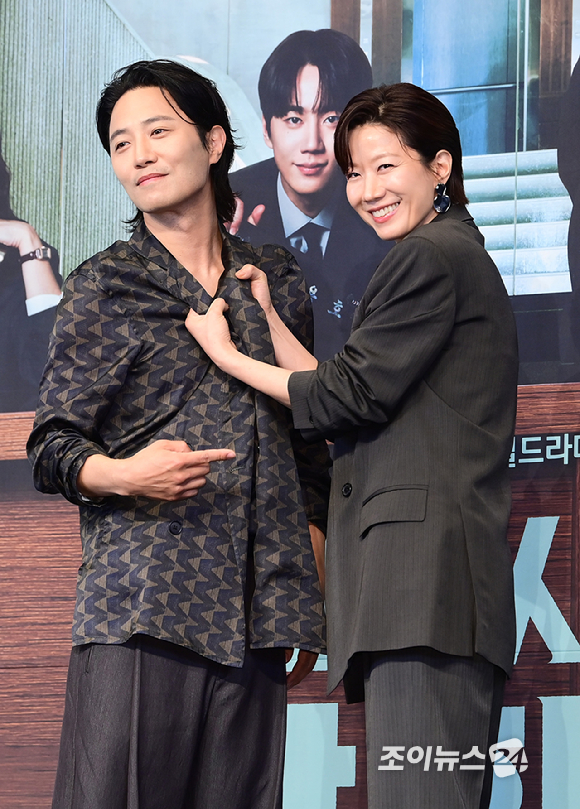 배우 진구와 전혜진이 28일 오후 서울 구로구 신도림동 더링크서울 트리뷰트 포트폴리오 호텔에서 열린 JTBC 새 토일드라마 '신입사원 강회장' 제작발표회에 참석하고 있다. [사진=정소희 기자]