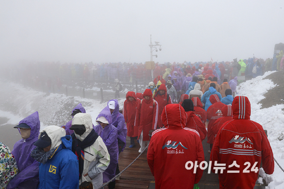 13일 오전 연길공항에서 인천공항으로 가는 비행기 탑승 중 창가에서 바라본 백두산의 모습. [사진=정소희 기자]