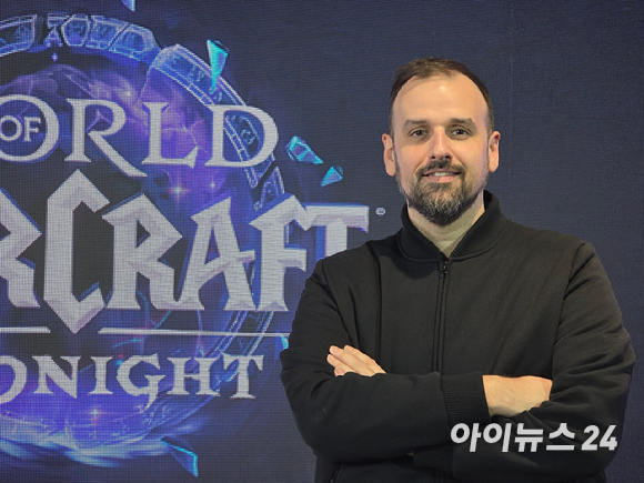 앤드류 드 소사 월드 오브 워크래프트 수석 전투 디자이너가 27일 서울 성수 스테이지 차봇에서 열린 '월드 오브 워크래프트: 한밤' 기자간담회에서 기념촬영을 하고 있다. [사진=박정민 기자]