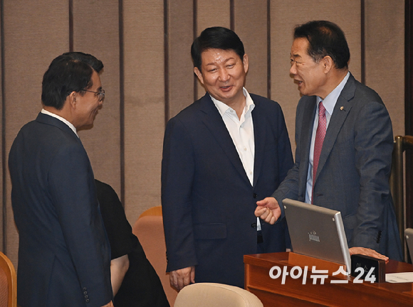 국민의힘 권영진 의원이 30일 서울 여의도 국회에서 열린 본회의에서 윤상현, 신성범 의원과 대화를 하고 있다. [사진=곽영래 기자]